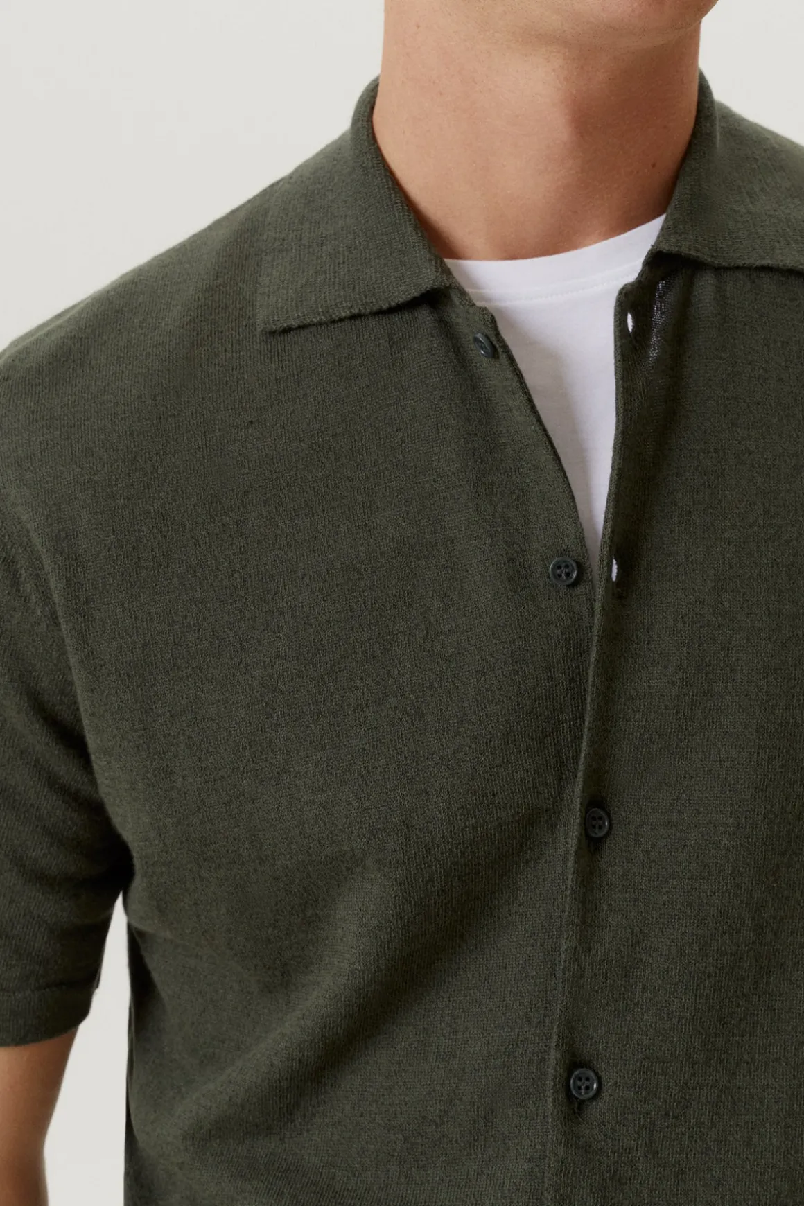 La chemise à manches courtes en coton en lin