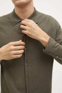 La chemise en tricot en coton biologique