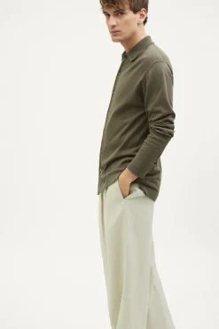 La chemise en tricot en coton biologique