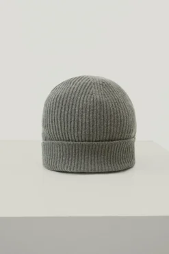 Le bonnet en laine côtelé