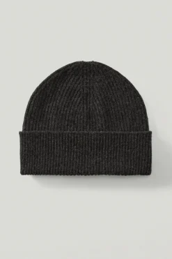 Le bonnet en laine côtelé