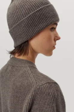 Le bonnet en laine côtelé