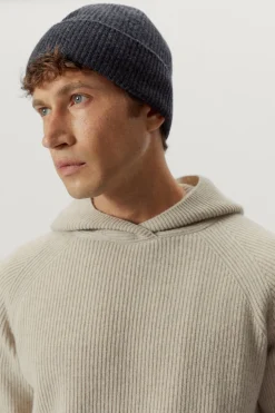 Le bonnet en laine côtelé
