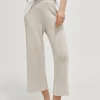 Le pantalon à jambes larges de laine mérinos