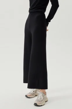 Le pantalon à jambes larges de laine mérinos