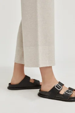 Le pantalon à jambes larges de laine mérinos
