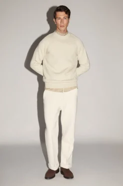 Le pull de teinture naturel