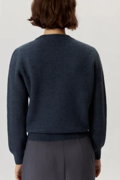 Le pull de teinture naturel