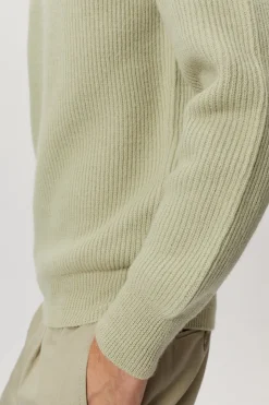 Le pull de teinture naturel
