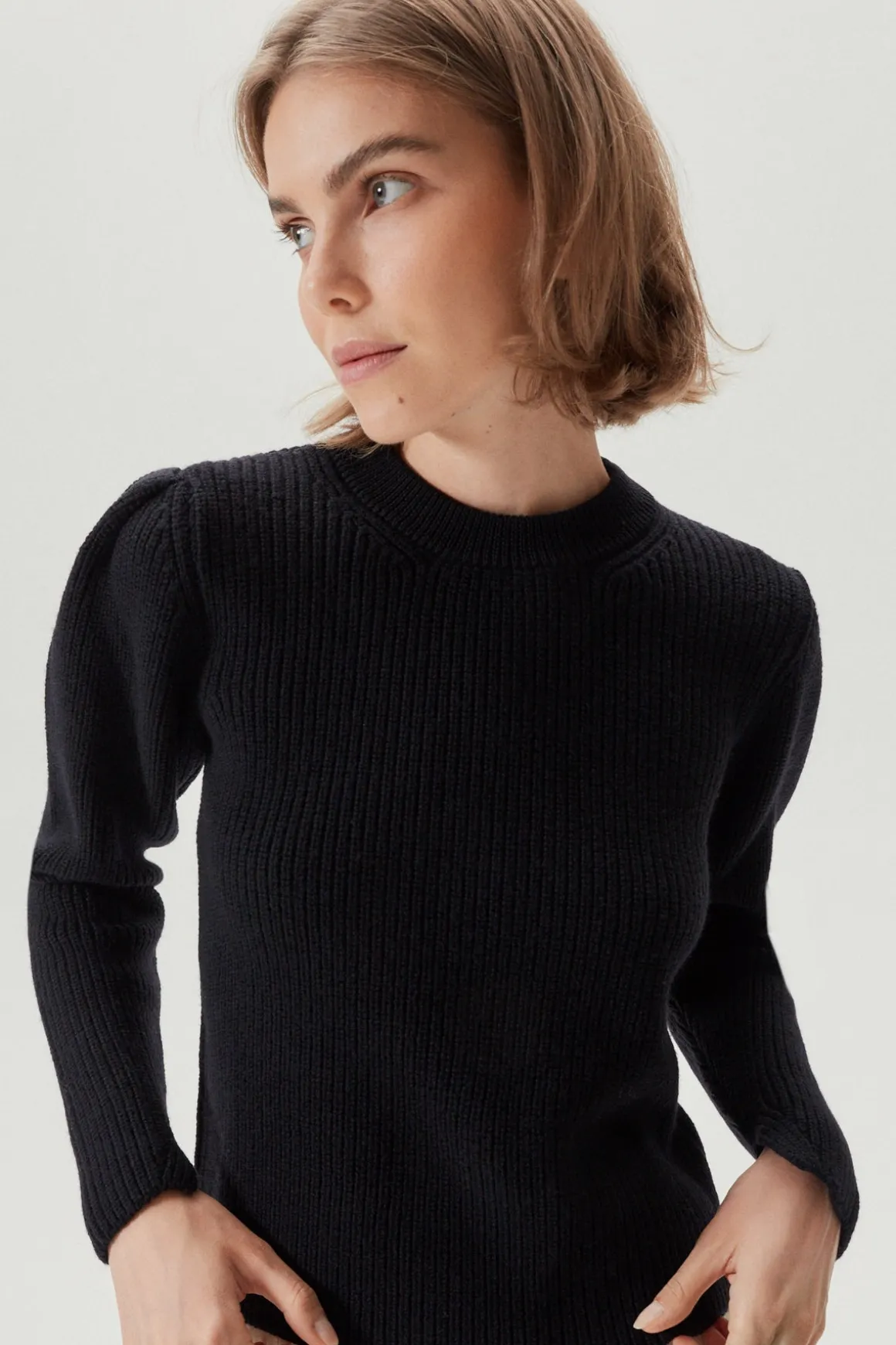 Le pull en laine mérinos avec des pinces