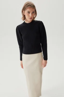 Le pull en laine mérinos avec des pinces